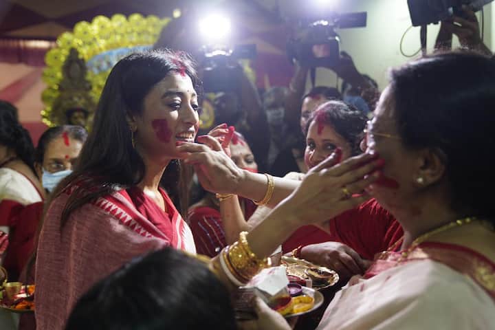 সোশ্যাল মিডিয়ায় সিঁদুরখেলার একগুচ্ছ ছবি ভাগ করে নিয়েছেন পাওলি। নেটিজেনরাও ভালোবাসা উপচে দেন ছবিতে।