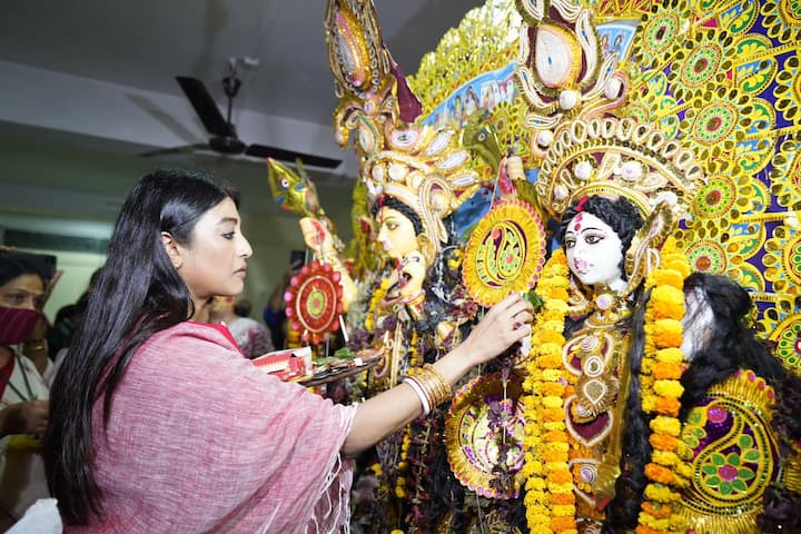 তবে, পাওলি দামকে দর্শক মনে রেখেছেন পরিচালক গৌতম ঘোষের ছবি 'কালবেলা' ছবি থেকে। শুধু বাংলা ছবিতেই নিজের অভিনয় সত্তাকে আটকে রাখেননি পাওলি। বলিউডে তাঁর আত্মপ্রকাশ হয় 'হেট স্টোরি' দিয়ে।