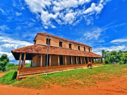 A majestic granary that has stood majestically for over 100 years ஊர் சுற்றலாம் வாங்க: நூற்றாண்டை கடந்து நிற்கும் நெற்களஞ்சியம்...! - கல்விக்கூடமாய் மாறிய கதை...!