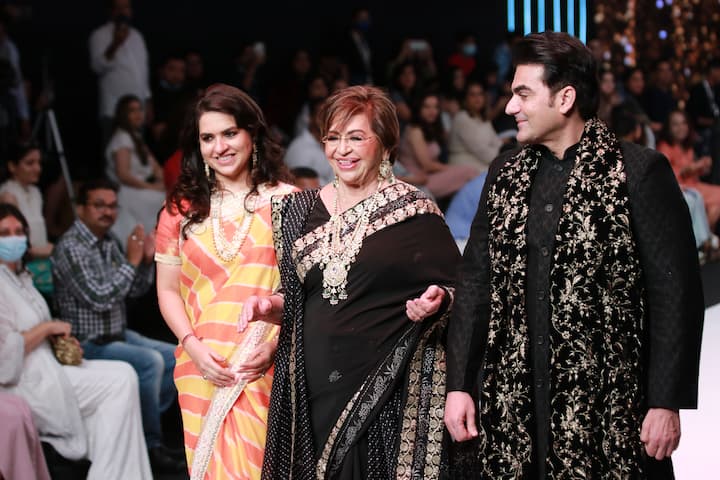 Salman Khan mother helen at Bombay Times Fashion Week ANN Bombay Times Fashion Week: रैंप पर उतरीं Salman Khan की मां Helen, देखिए खूबसूरत अंदाज