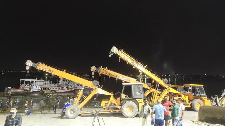 দশমীর পর একাদশীতেও প্রতিমা নিরঞ্জন। গতকাল যুদ্ধকালীন তত্‍পরতায় ঘাট সাফাইয়ে নামেন কলকাতা পুরসভার কর্মীরা৷ ঘাট থেকে সরিয়ে ফেলা হয় প্রতিমার কাঠামো, ফুল-সহ বর্জ্য পদার্থ।