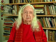 भाषेचा अट्टहास हा संस्कृती जपण्यासाठी नाही तर संवाद वाढविण्यासाठी केला पाहिजे : मॅक्सिन मावशी