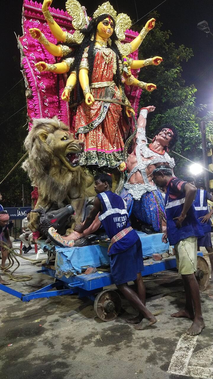 দশমী বিদায় নিয়েছে ঠিকই। কিন্তু তার পিঠোপিঠি একাদশী আর দ্বাদশী পড়ে গিয়েছে উইকেন্ডে। আর সেটাই যেন বাড়িয়ে দিয়েছে উৎসবের রেশকে।