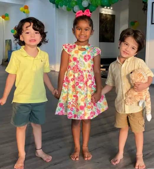 দুই ভাইবোনের সঙ্গে ছবি তুলতে ব্যস্ত নিশা।