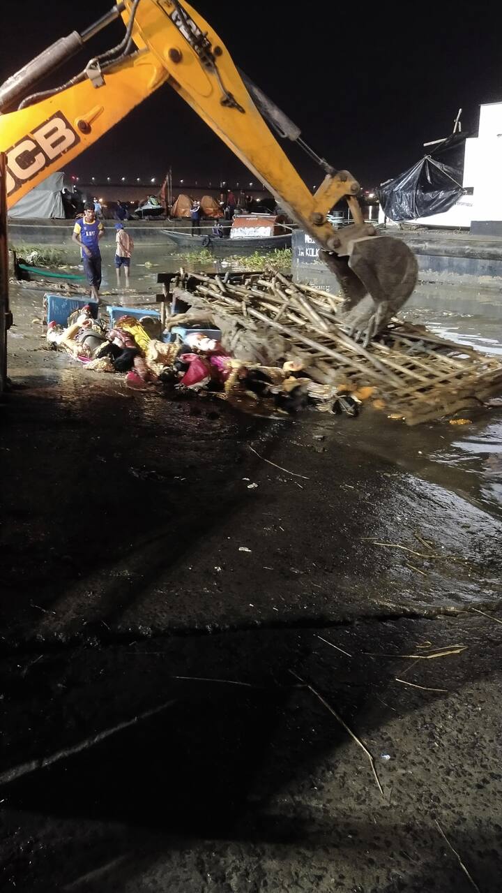জেলায় জেলায় একাদশীতে বিধি মেনে চলেছে প্রতিমা বিসর্জন।  মালদার চাঁচল রাজবাড়ির পুজোয় আজও চলে আসছে পুরনো রীতি। সময়ের সঙ্গে লণ্ঠনের জায়গা নিয়েছে চার্জার লাইট। সম্প্রীতির ঐতিহ্যে ছেদ পড়েনি।