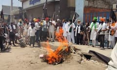 ਤਿੰਨ ਖੇਤੀ ਕਾਨੂੰਨਾਂ ਖ਼ਿਲਾਫ ਕਿਸਾਨਾਂ ਵੱਲੋਂ ਕੋਰਪੋਰੇਟ ਅਦਾਰਿਆਂ ਸਣੇ ਕੇਂਦਰ ਸਰਕਾਰ ਦਾ ਪੁਤਲਾ ਫੂਕ ਪ੍ਰਦਰਸ਼ਨ ਦੇਖੋ