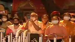 Durga Puja 2021: উৎসবপ্রিয় বাঙালি এখনও মণ্ডপমুখী, চেতলা অগ্রণী, সুরুচি সঙ্ঘে ঠাকুর দেখার ভিড় | Bangla News