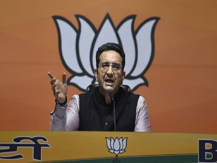 BJP Mocks CWC Meet As 'Parivar Bachao Working Committee', Slams Sonia For Criticising Modi Govt BJP Mocks CWC Meet As 'Parivar Bachao Working Committee', Slams Sonia For Criticising Modi Govt