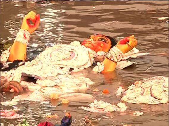 পুজো শেষে কৈলাশে ফিরছেন উমা, ঘাটে ঘাটে চলছে মূর্তি বিসর্জন