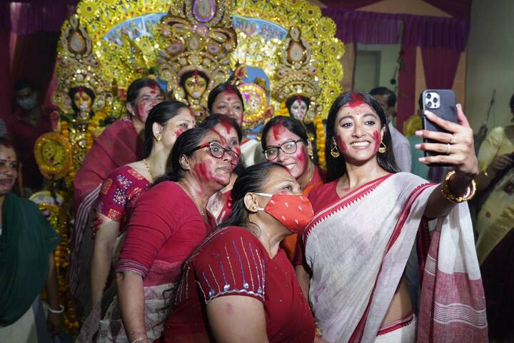 বড় পর্দায় অভিষেক হয় সুদেষ্ণা রায় ও অভিজিত গুহ-র 'তিন ইয়ারি কথা' ছবি দিয়ে। এরপর তাঁকে দেখা যায় পরিচালক রবি কিনাগির 'অগ্নিপরীক্ষা' ছবিতে।