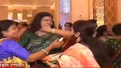 Durga Puja 2021: কাটেনি উৎসবের রেশ, জমজমাট একাদশী, শ্রীভূমি স্পোর্টিংয়ে চলছে সিঁদুর খেলা | Bangla News