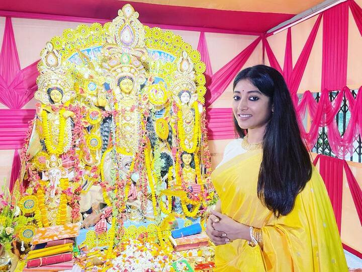কেবল দশমী নয়, গোটা পুজোতেই বিভিন্ন মুডে বাড়ির পুজোর ছবি ভাগ করে নিয়েছিলেন তিনি। ছবি সৌজন্যে:  পাওলি দামের ফেসবুক