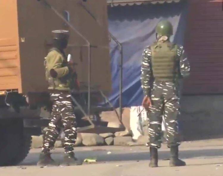 J&K: An encounter is underway between security forces and terrorists in Drangbal area of Pampore, Pulwama J&K: पुलवामा में आतंकियों के साथ मुठभेड़ जारी, लश्कर के टॉप कमांडर उमर खांडे को सुरक्षाबलों ने घेरा