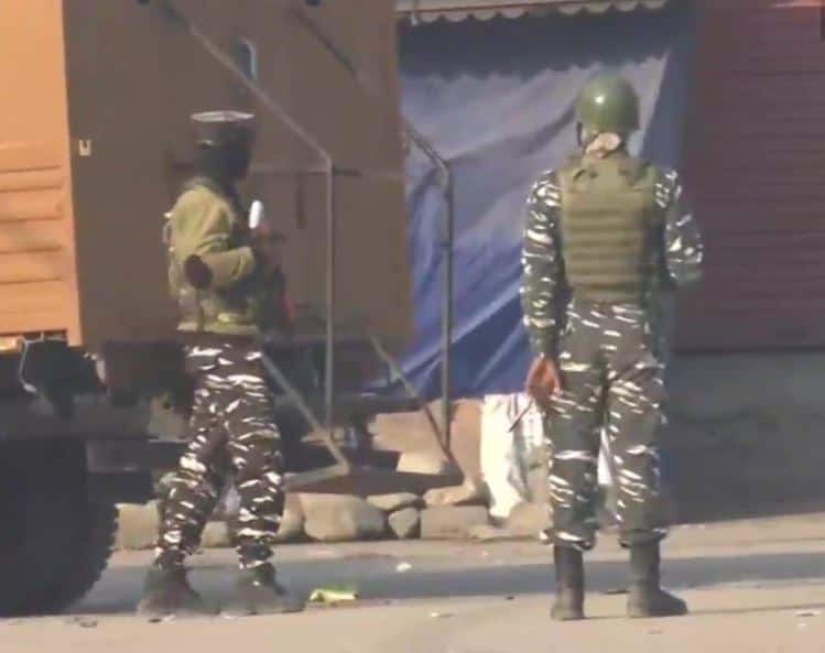 J&K: पुलवामा में आतंकियों के साथ मुठभेड़ जारी, लश्कर के टॉप कमांडर उमर खांडे को सुरक्षाबलों ने घेरा