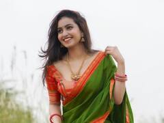 Deepika pilli Photos: చిలకపచ్చ కోకలో మెరిసిపోతున్న కుర్ర యాంకర్