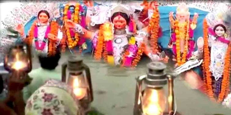 Durga Puja 2021 Malda Chanchal minority people showed light during immersion of idol Durga Puja 2021 : দশমীর গোধূলিতে সম্প্রীতির সুর, উমার বিদায়লগ্নে আলো জ্বালালেন সংখ্যালঘু সম্প্রদায়ের মানুষজন