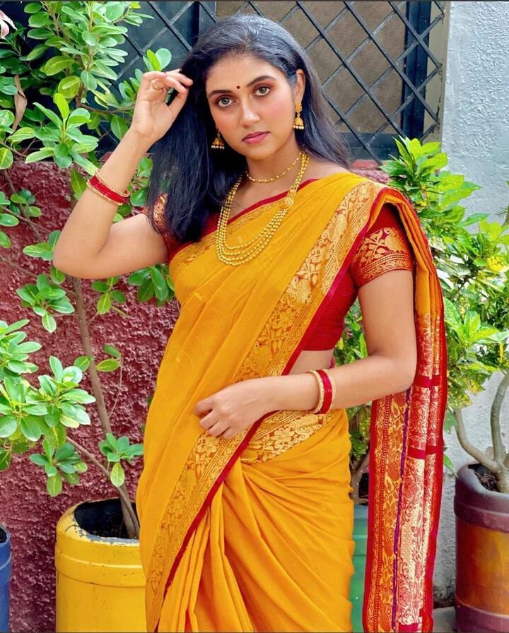 पिवळ्या रंगाची साडी, लाल बांगड्या आणि सोनेरी रंगाचे दागिने अशा लूकमधील रिंकूच्या फोटोंना चाहत्यांची पसंती मिळत आहे. (photo credit: rinku rajguru:instagram)