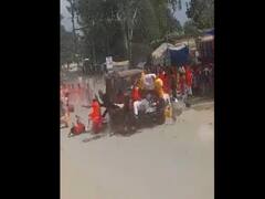 Watch Video: பக்தர்கள் கூட்டத்தில் புகுந்த கார்... ஒருவர் பலி...பலர் படுகாயம்..அதிர்ச்சி காட்சிகள்!