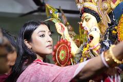 দেবী-বরণ, সিঁদুরখেলা, সাদা-লাল শাড়িতে পাওলি দাম যেন ঘরের মেয়ে