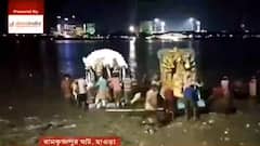 Durga Puja 2021: পুরসভার সাফাইকর্মী-পুলিশ-কুলিদের তৎপরতায় রামকৃষ্ণপুর ঘাটে প্রতিমা বিসর্জন। Bangla News