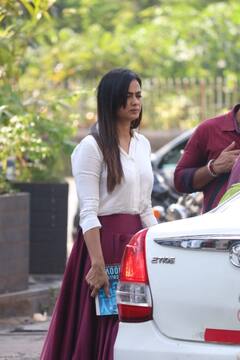 न चेहरे पर हंसी, न हसीन मुखड़े पर रौनक.... उदास और मुरझाई सी नजर आईं Shweta Tiwari