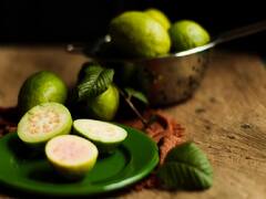 Guava Soup Health Benefits: सर्दी के मौसम में खुद को बीमारियों से रखना चाहते हैं दूर, इस तरह घर पर बनाएं अमरूद का सूप