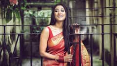 দেবী-বরণ, সিঁদুরখেলা, সাদা-লাল শাড়িতে পাওলি দাম যেন ঘরের মেয়ে