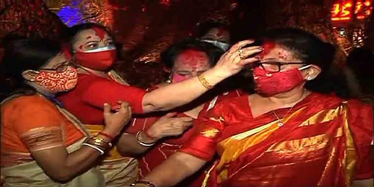 Durga immersion kakali ghosh dastidar, sashi panje participate in sindur khela at pandal বিদায়বেলায় দূরেই রাজনীতি, উমাকে বিদায়ে আবেগপ্রবণ শশী-কাকলিরা