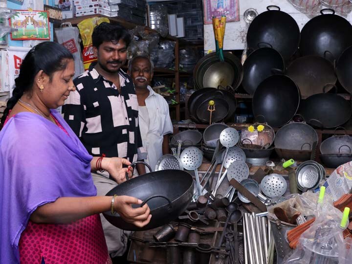 நெருங்கும் தீபாவளி பண்டிகை...! - தஞ்சையில் களைகட்டும் பலகார எண்ணெய் சட்டிகள், அடுப்புகள் வியாபாரம்