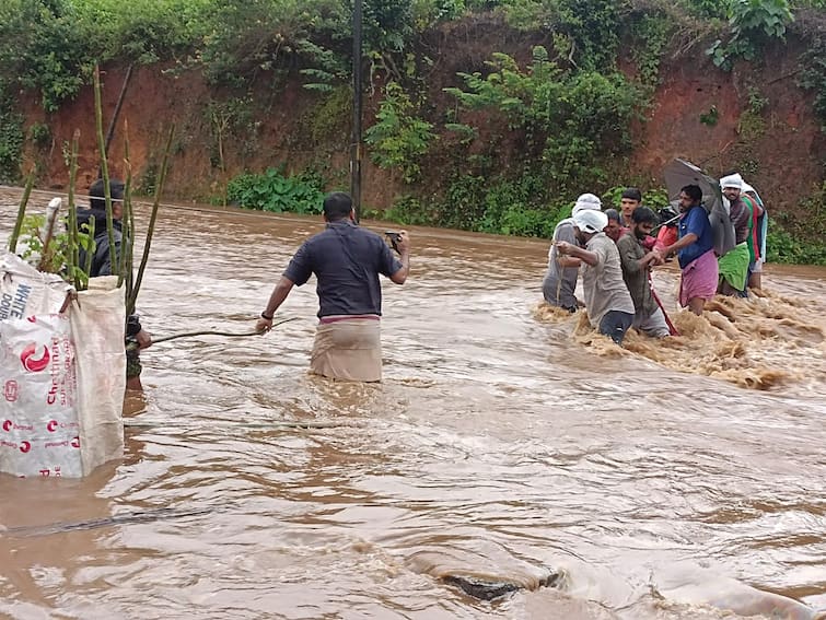 Kerala Floods Keral Rain Update Hailstorm of rains in Kerala 18 people have died many missing Kerala Floods : केरळमध्ये पावसाचा हाहाःकार; आतापर्यंत 18 जणांचा मृत्यू, अनेकजण बेपत्ता