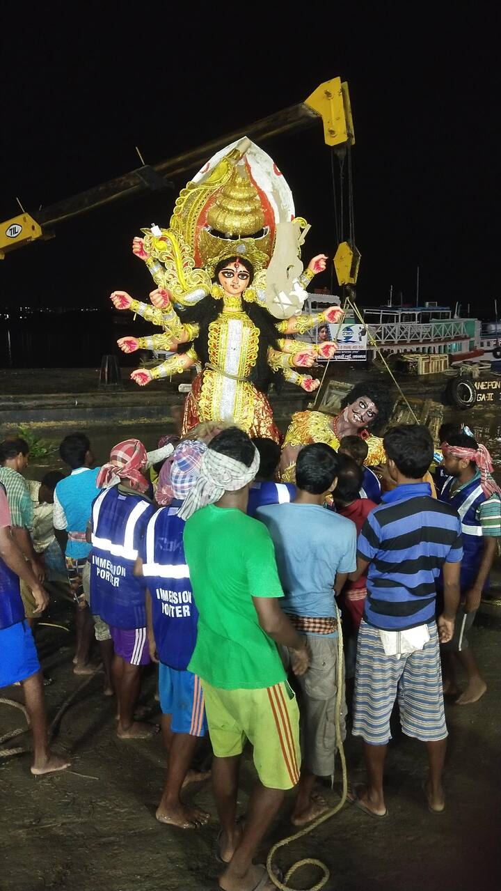 বৃষ্টির বিরতি। তার ওপর আবার একাদশীর সকালে ফাঁকা রাস্তাঘাট। সেই সুযোগ হাতছাড়া করতে চাননি এই সব প্রবীণরা।