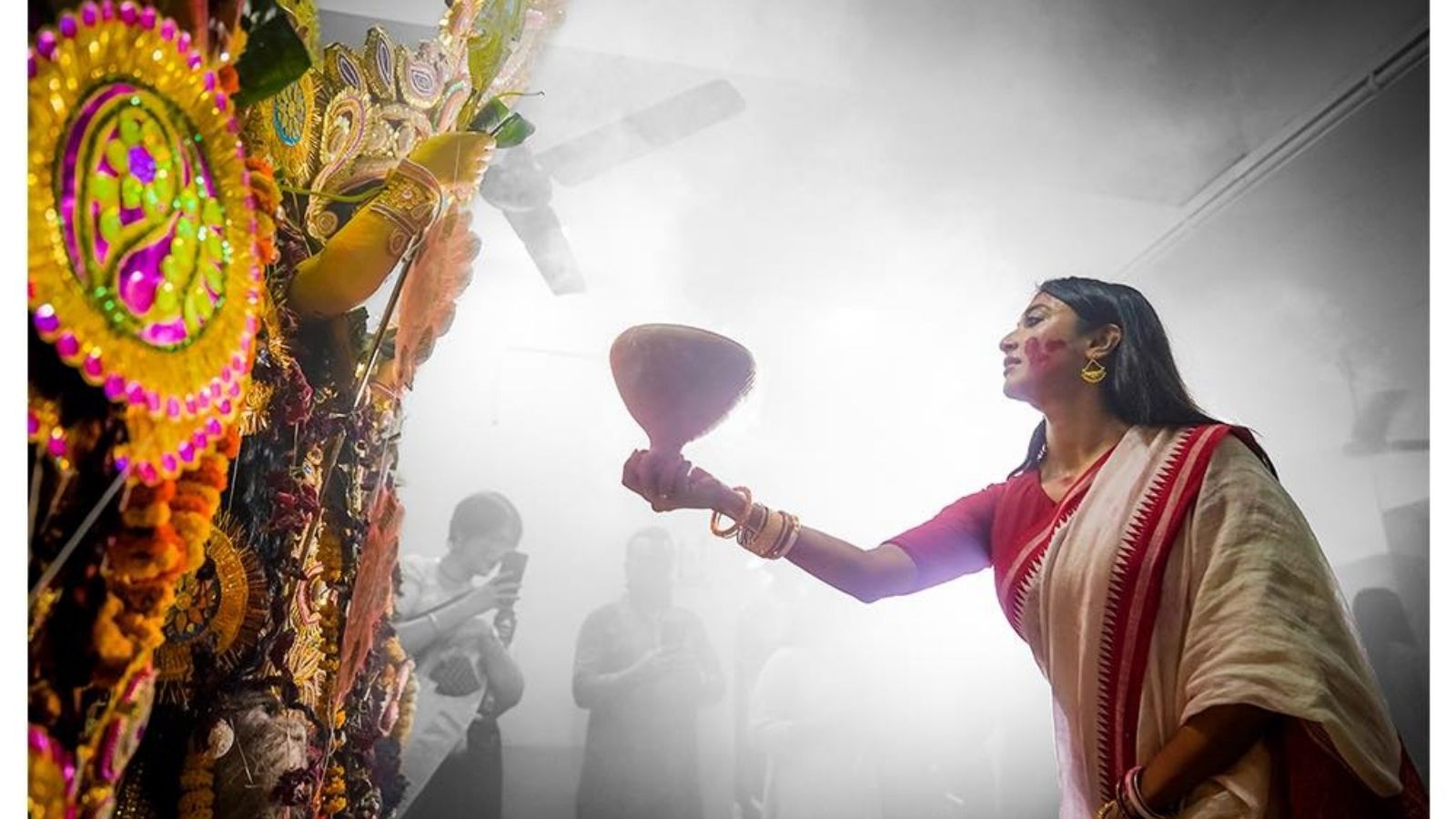 Tollywood Actress Paoli Dam Performs Dhunuchi Nach, Shares Pictures | উমা  বিদায়ে ধুনুচি নাচ পাওলির, প্রাণোচ্ছ্বল ছবিতে মুগ্ধ নেটিজেনরা