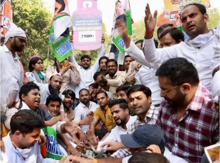 Indian Youth Congress protests against rising petrol, diesel and cooking gas prices Indian Youth Congress protest: ਪੈਟਰੋਲ ਡੀਜਲ ਅਤੇ ਰੋਸੋਈ ਗੈਸ ਦੀਆਂ ਵਧਦੀਆਂ ਕੀਮਤਾਂ ਵਿਰੁੱਧ ਭਾਰਤੀ ਯੂਥ ਕਾਂਗਰਸ ਦਾ ਪ੍ਰਦਰਸ਼ਨ