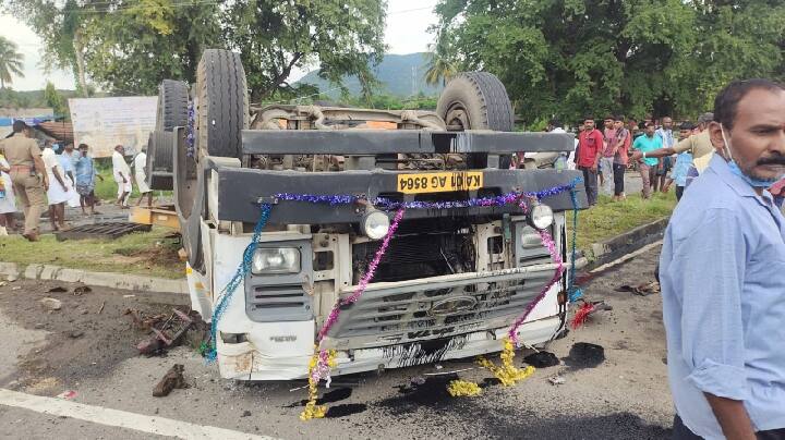 Dharmapuri: A lorry loaded with steel rolls overturned near Toppur தருமபுரி: தொப்பூர் அருகே ஸ்டீல் ரோல்கள் ஏற்றி வந்த லாரி தலைக்குப்புற விழுந்து விபத்து