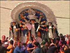 Vijaya Dashami: তৎপর কলকাতা পুরসভা, গঙ্গার ঘাট থেকে সরিয়ে ফেলা হচ্ছে প্রতিমার কাঠামো, ফুল-সহ বর্জ্য পদার্থ| Bangla News