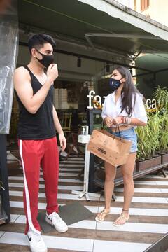 सूट सलवार छोड़ डेनिम शॉर्ट्स और हाफ शर्ट में दिखीं Sara Ali khan तो बनियान में नजर आए भाई Ibrahim, मां Amrita Singh के साथ यहां हुए स्पॉट