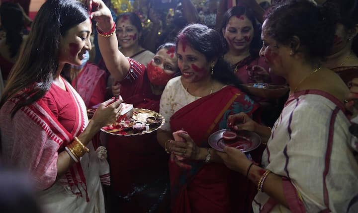 ছোটপর্দা থেকে অভিনয় জীবন শুরু পাওলি দামের। এরপর টলিউড থেকে বলিউড, অবাধ যাতায়াত তাঁর।