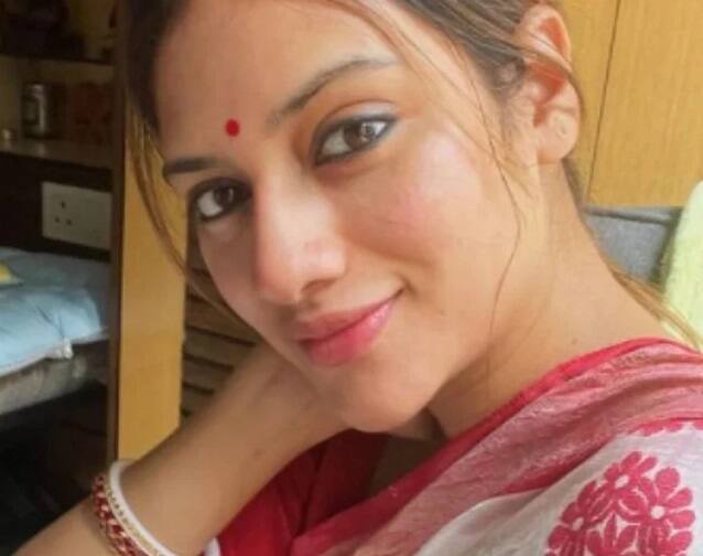 Actor nusrat jahan share her photo in red white sari sankha pola bangle is marriage of hint શું નૂસરત જહાંએ કરી લીધાં છે લગ્ન? સોશિયલ મીડિયા પર આ તસવીર કરી પોસ્ટ, જાણો શું છે હકીકત