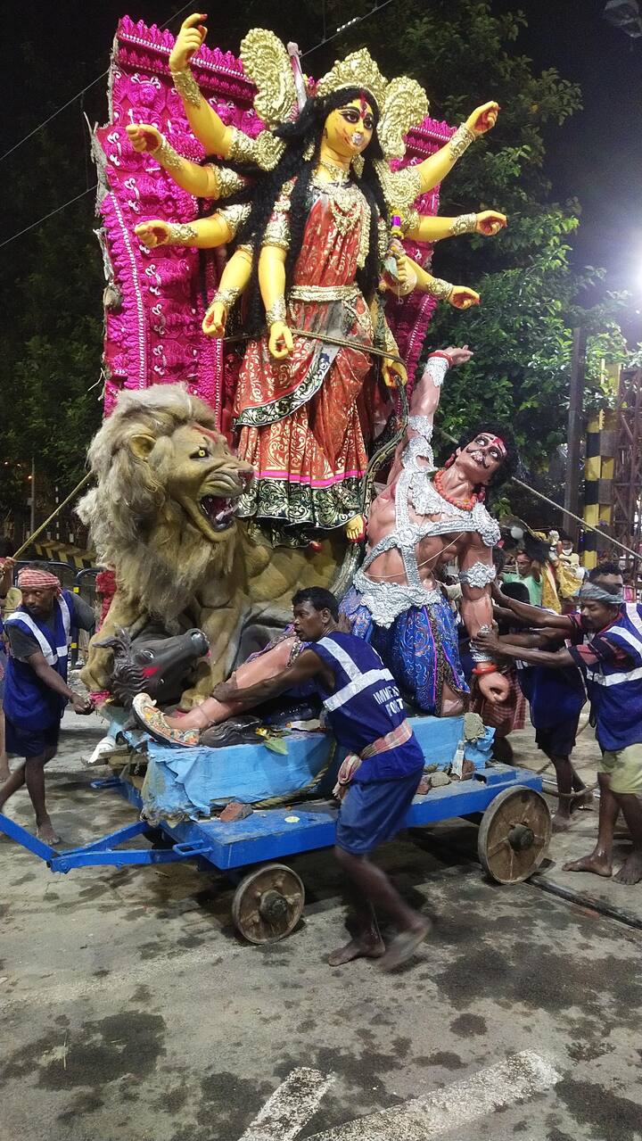 উল্লেখ্য, গতকালও বিসর্জনে বেরিয়ে বৃষ্টির কারণে সমস্যায় পড়তে হয় পুজো উদ্যোক্তাদের। আজও দক্ষিণবঙ্গে ফের বৃষ্টির ভ্রুকুটি।