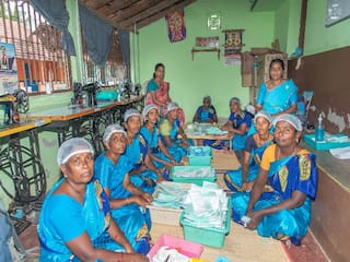 கேவலமா பாத்தவங்க இன்னைக்கு பெரும படுறாங்க.. மூலிகை நாப்கின்ஸ் தயாரிக்கும் பெண்கள்!!