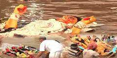 Durga Puja 2021: পুজো শেষে কৈলাশে ফিরছেন উমা, ঘাটে ঘাটে চলছে মূর্তি বিসর্জন