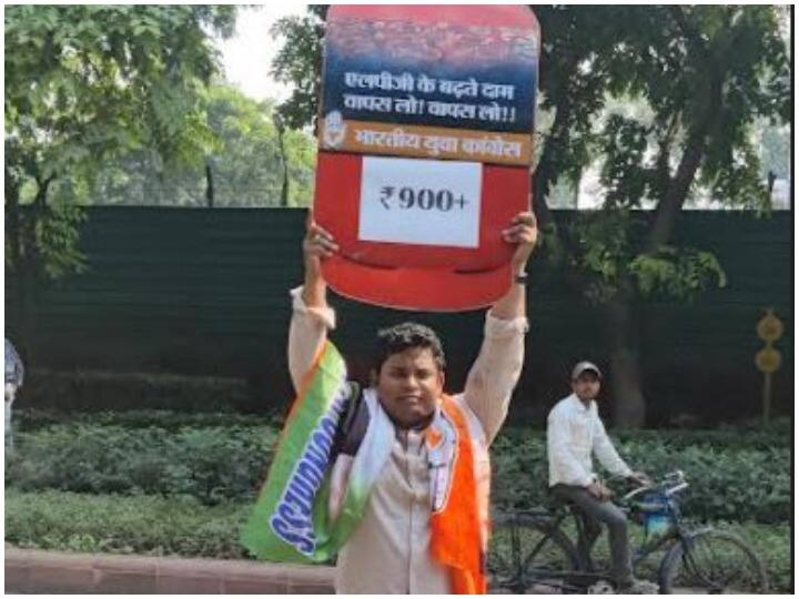 Indian Youth Congress protest: पेट्रोल डीजल और रसोई सिलिंडर की बढ़ती कीमतों के खिलाफ भारतीय यूथ कांग्रेस का प्रदर्शन 