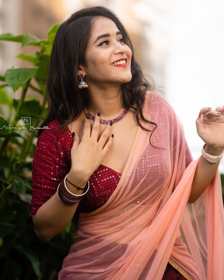 దీప్తి సునయనా అందాల విందు.. తగ్గేదేలే అంటున్న బిగ్ బాస్ బ్యూటీ! - Image Credit: Deepthi Sunaina/Instagram