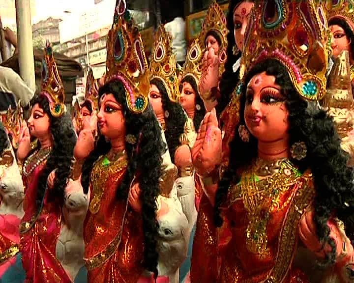 এই পরিস্থিতিতে মঙ্গলবার পর্যন্ত মত্‍স্যজীবীদের সমুদ্রে যেতে নিষেধ করা হয়েছে।