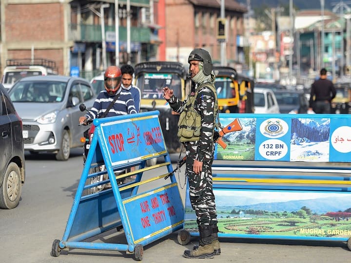 जम्मू-कश्मीर: श्रीनगर, पुलवामा में दो गैर कश्मीरी नागरिकों की आतंकियों ने की हत्या, पुंछ में जारी मुठभेड़ में दो और जवान शहीद