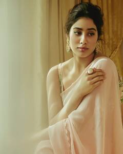 Janhvi Kapoor का इंडियन लुक है कमाल का, साड़ी से लेकर लंहगे तक, हर आउटफिट में श्रीदेवी की बेटी ढाती है कहर