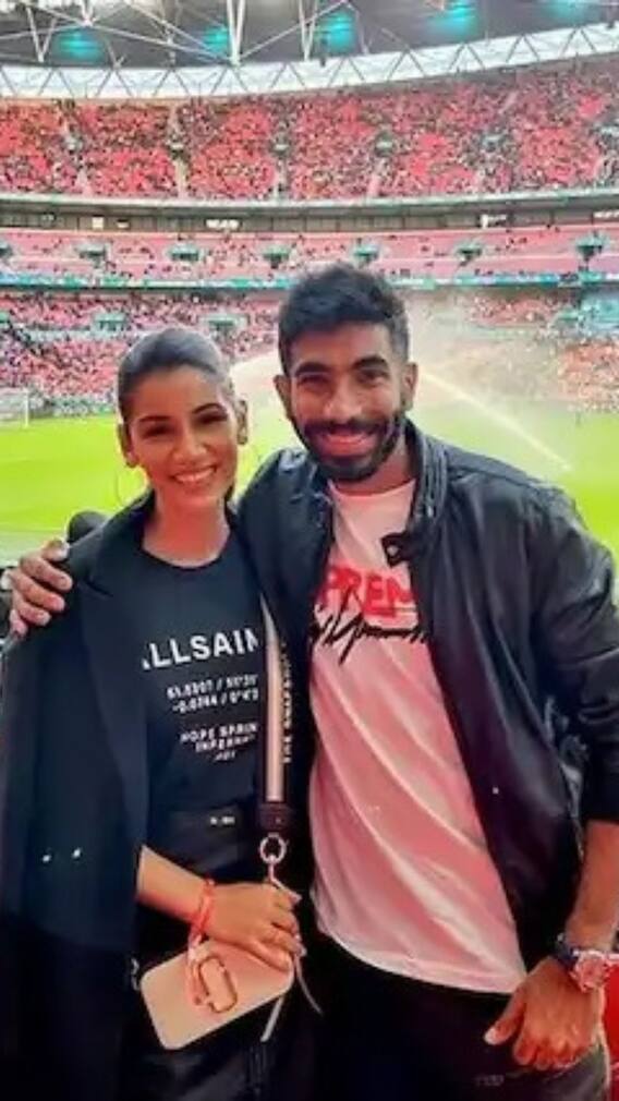 স্ত্রী সঞ্জনাকে নিয়ে ওল্ড ট্র্যাফোর্ডে বুমরা