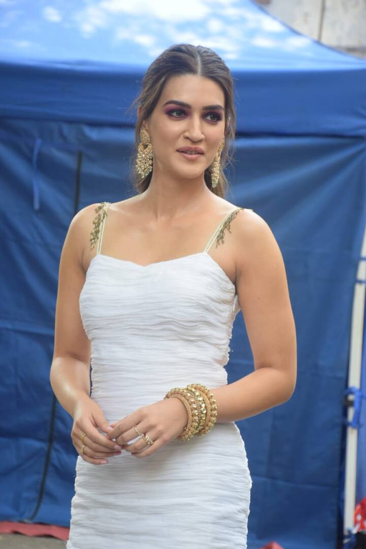 সাদা গাউনে পোজ দিলেন অভিনেত্রী কৃতি শ্যানন।