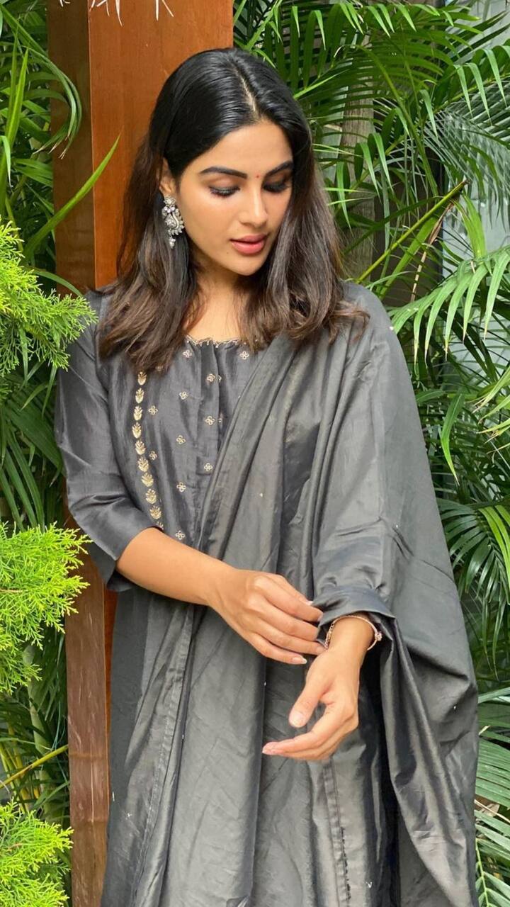 விடிய விடிய மடியில் கிடக்கும் பொன் வீணை உன் மேனி மீட்டட்டும் என் மேனி