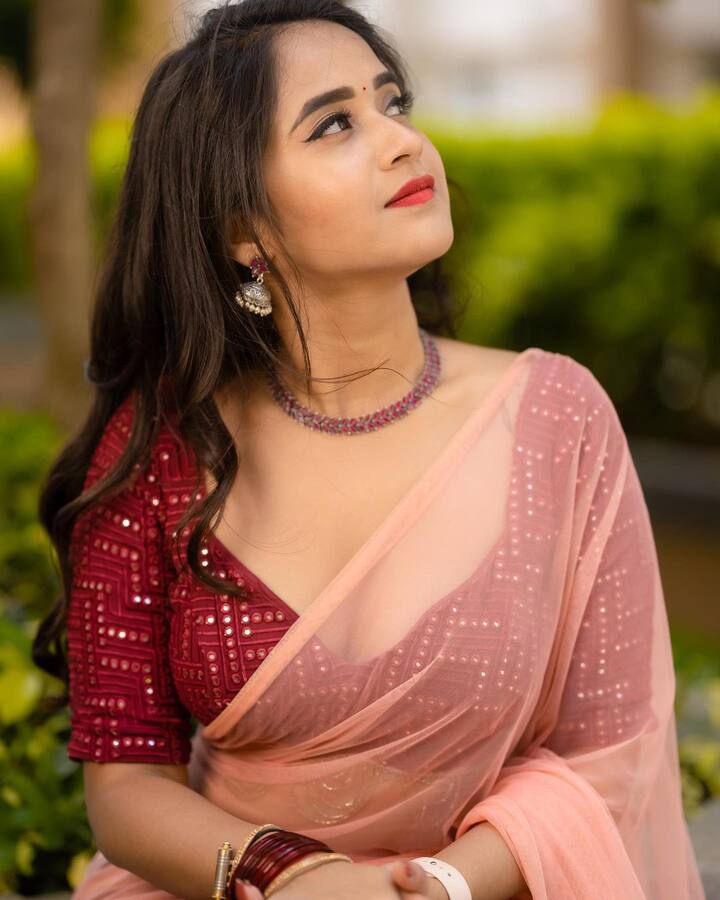 దీప్తి సునయనా అందాల విందు.. తగ్గేదేలే అంటున్న బిగ్ బాస్ బ్యూటీ! - Image Credit: Deepthi Sunaina/Instagram